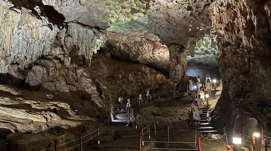 Chamber 2 is the largest chamber in Sung Sot Cave with a capacity of up to 1000 people