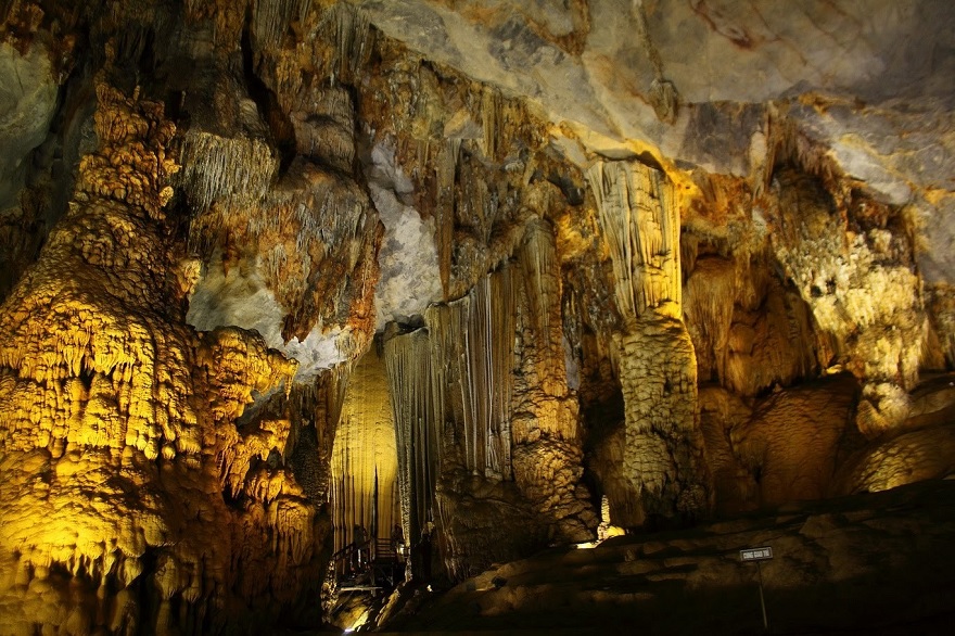 Due to the special terrain of Me Cung Cave, the path is full of jagged rocks, so please consider choosing a pair of comfortable, durable shoes.