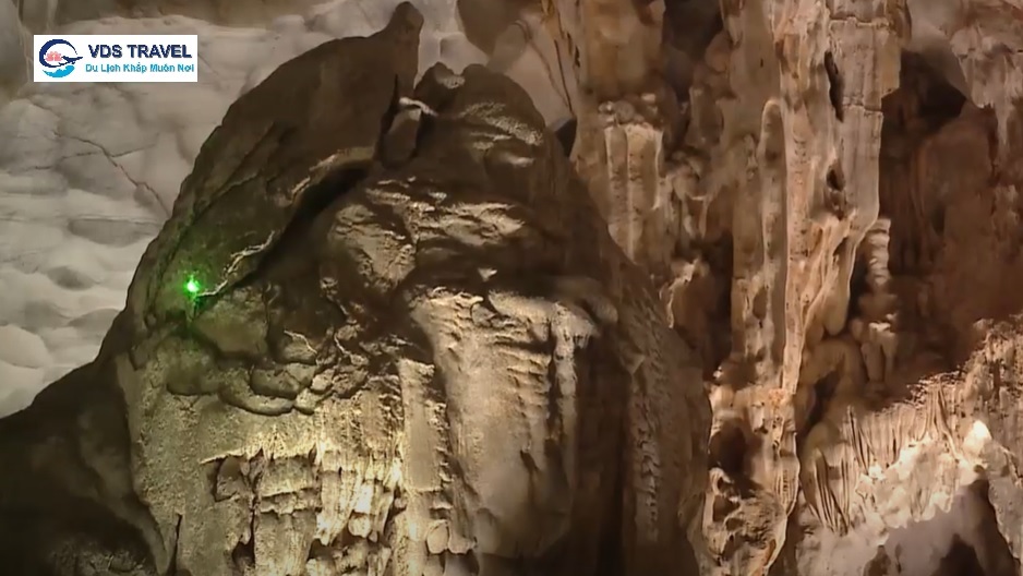 Image of a phoenix-shaped rock at the entrance to Thiên Cung Cave