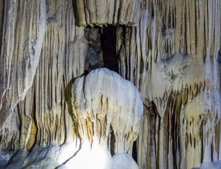 Inside the Me Cung Cave stands out with large stone pillars formed over tens of thousands of years.