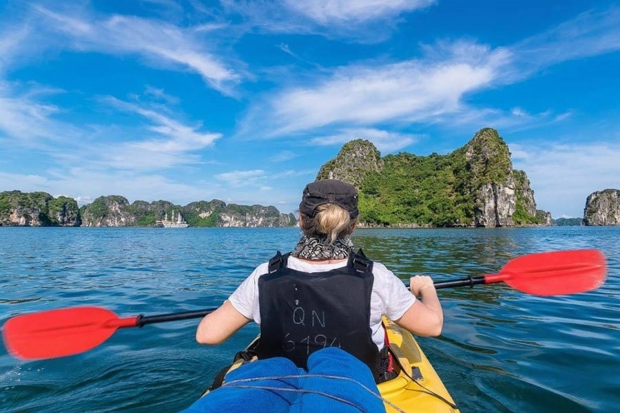 Kayaking in Halong Bay 