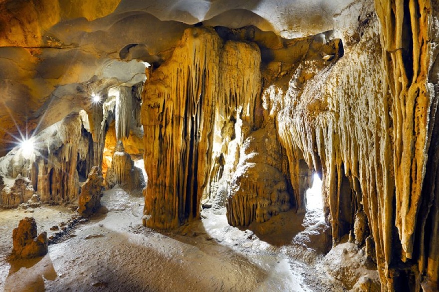 Me Cung Cave is home to unique archaeological values ​​and tectonic features along with beautiful scenery.