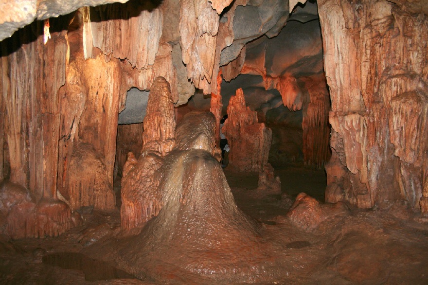 Me Cung Cave is one of the attractions on route 2 of Ha Long Bay.