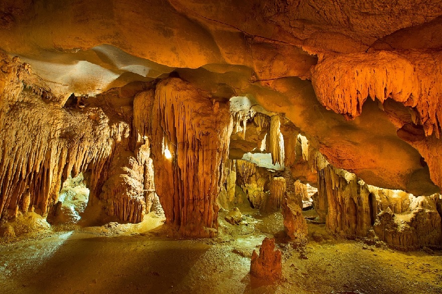 Me Cung Cave is one of the sites of pre-Ha Long culture.