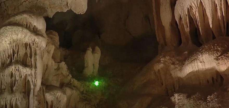 Statue of a couple holding hands in Thiên Cung Cave