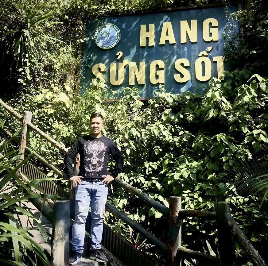 The entrance to Sung Sot Cave.