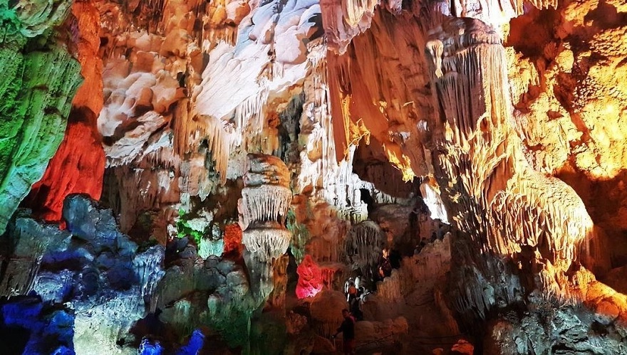 The image of people and objects dancing at a wedding, creating the unique stalactites in Thiên Cung Cave today