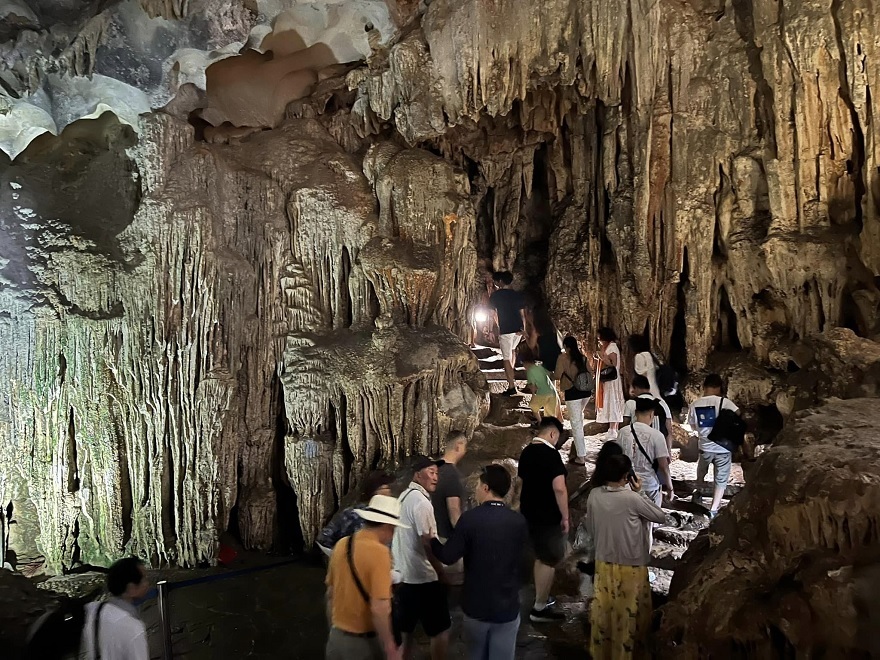 The passageway into the main chamber of Sung Sot Cave.