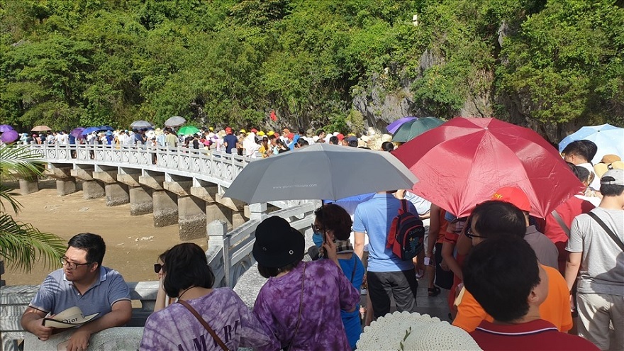 The path to Thiên Cung Cave